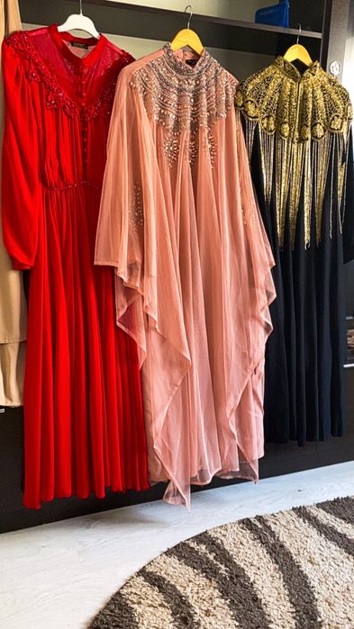 Срочно продам платье вечерние шикарные