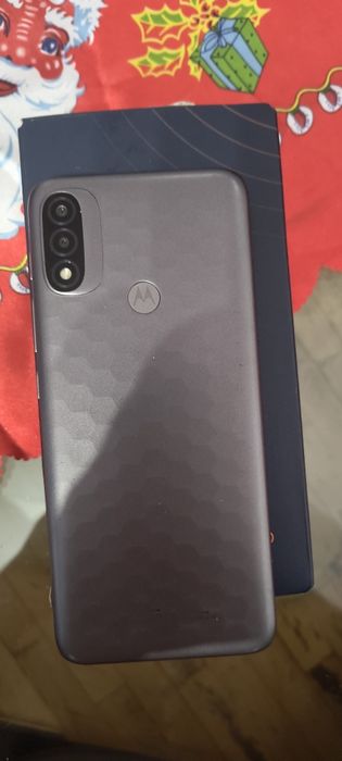 Motorola е20   има подарък калъф