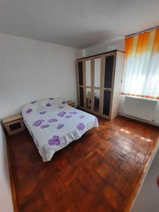 Vand apartament 2 camere pe strada 9 mai