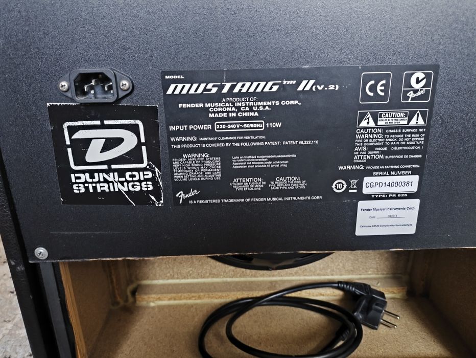 Продам комбоуселитель Fender mustang II (V.2)