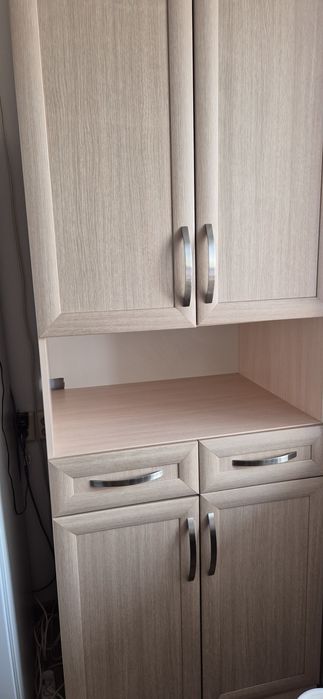 Большой шкаф, светлого цвета