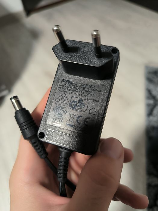 Diferite încărcătoare (aspirator, laptop)