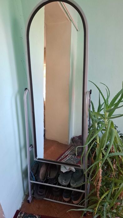 Пподам напольное зеркало.