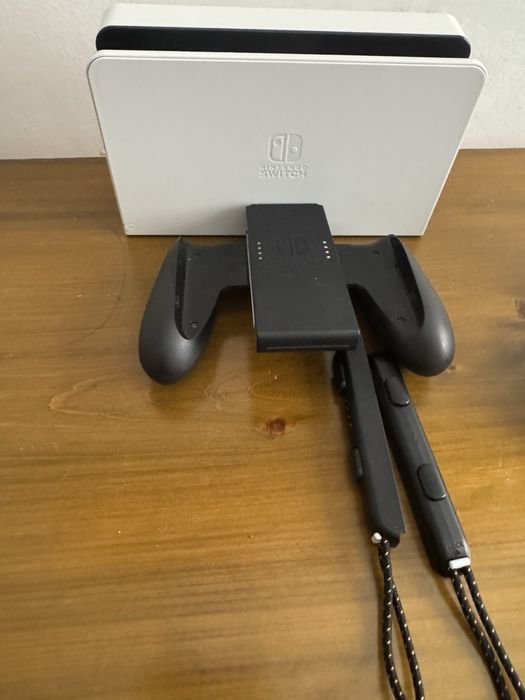 Продам Nintendo Switch OLED White в отличном состоянии.