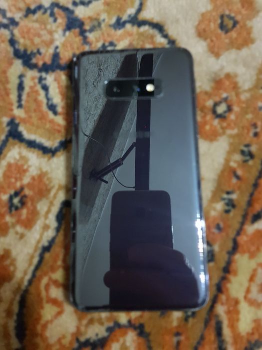 Samsung Galaxy S 10 e  6/128 гб