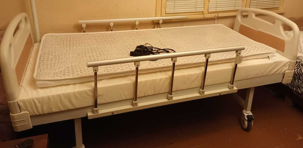Механично болнично легло