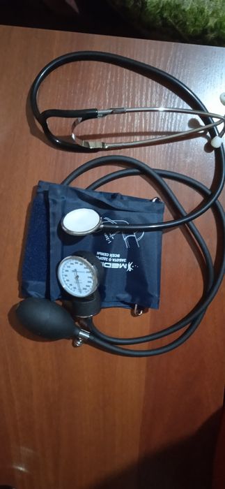 Оздоровительные принадлежности:Тонометр,Гантели на липучках,Таблетница
