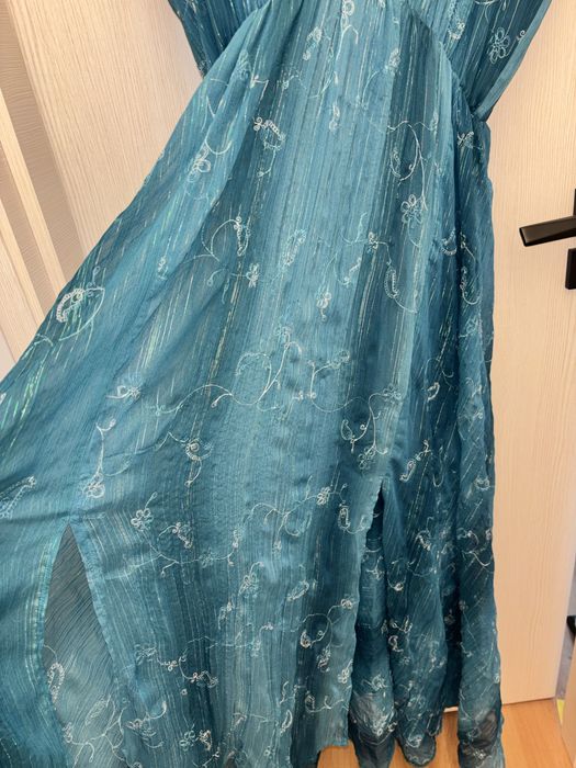 Рокля с бляскави нишки