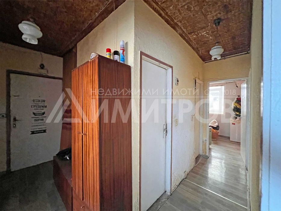 Продава тристаен апартамент 77 кв.м. в саниран блок в гр. Нови пазар.