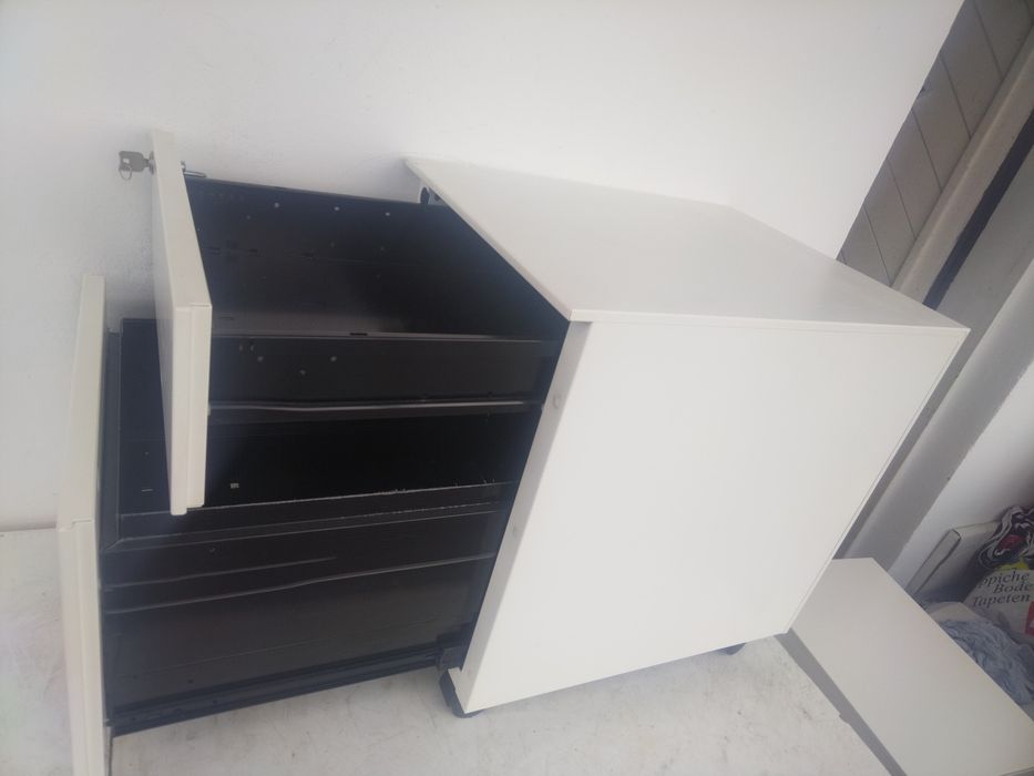 метални шкафове на колелца с ключ за инструменти, лични вещи 
Две чекм