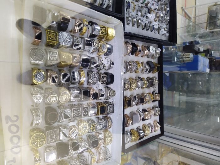 Продам перстни и кольца.