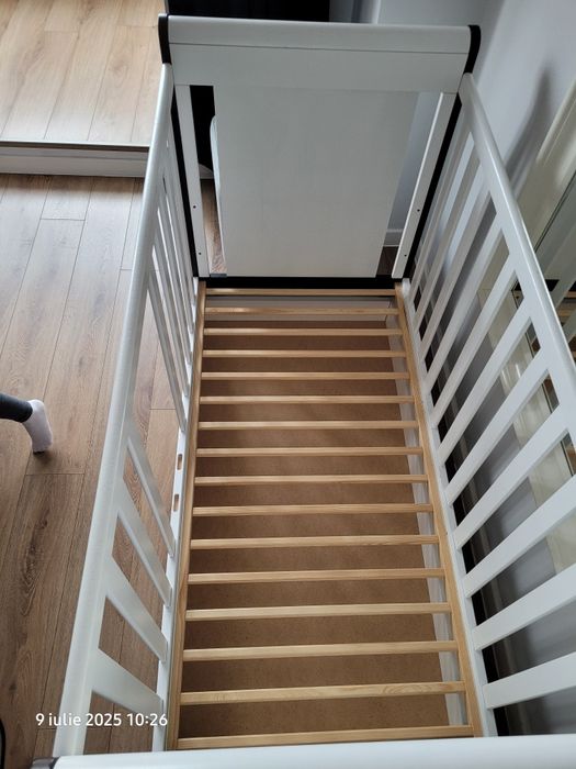 Vând pătuț cu saltea, protectii laterale si baldachin+ bonus carusel.