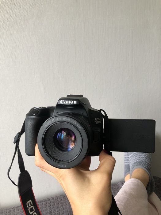 СРОЧНО Продам. камера( фотоаппарат )Canon 250D