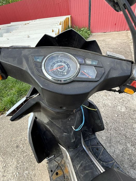 Vând scuter 50cc 2t ân tro stare acceptabil