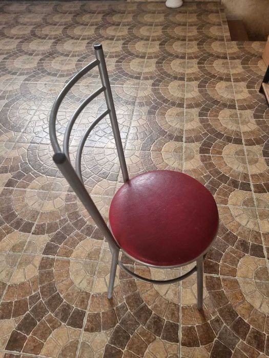 Продаётся стулья и стол для кафе.