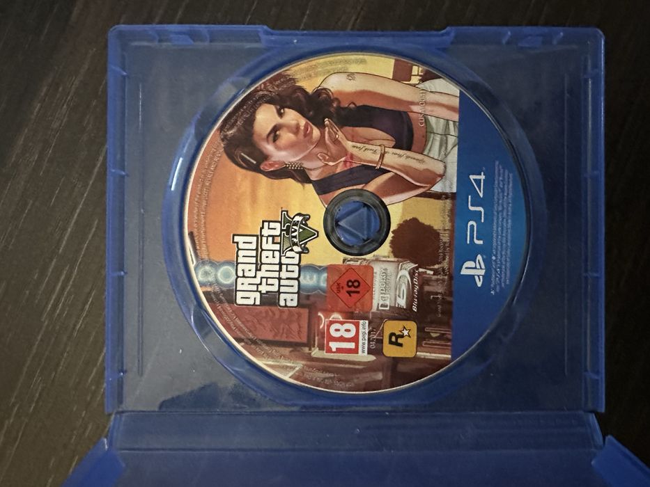 PS4 с два джойстика и GTA V
