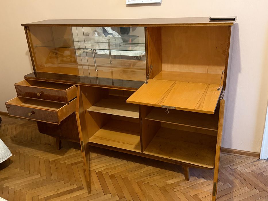 Шкаф, витрина Орех