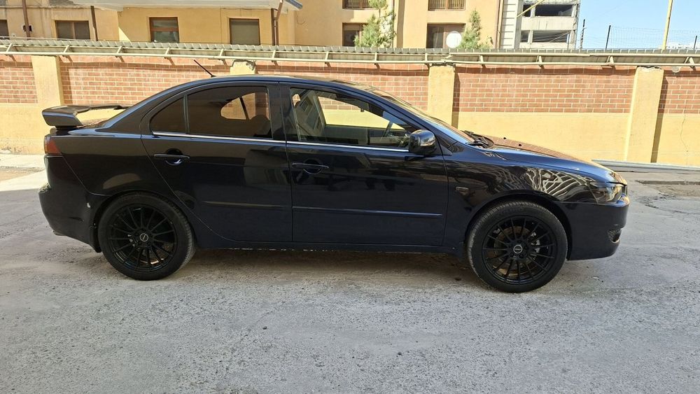 Срочно продаю мицубиси лансер