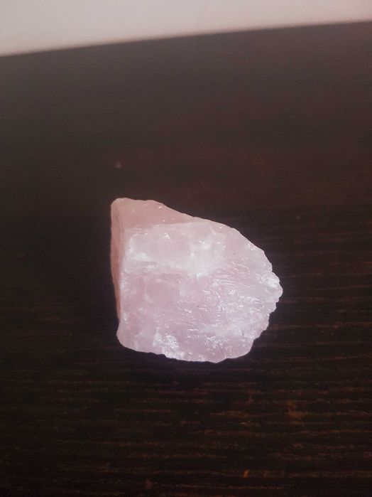 Естествен, нешлифован розов кварц друза