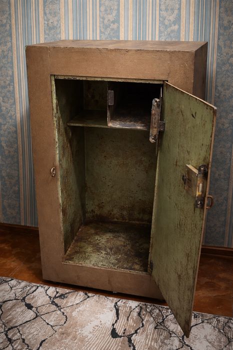 Продам металлический сейф