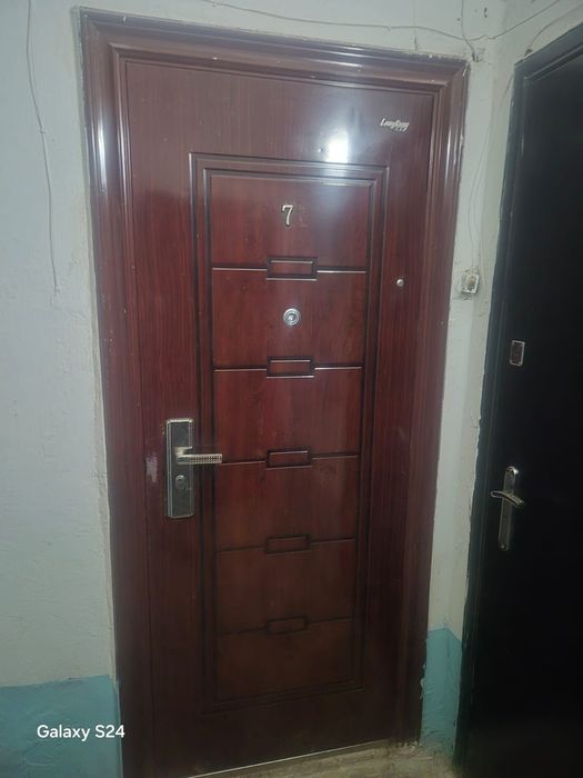 Металлический дверь наружный