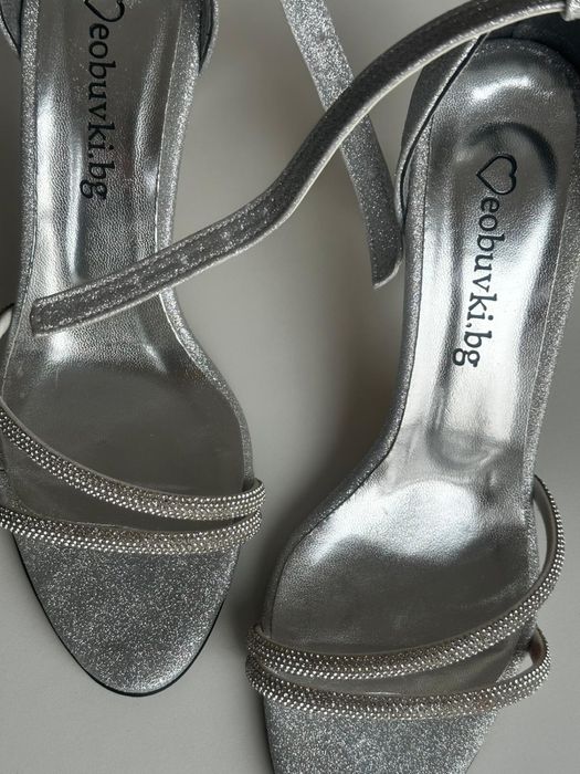 Елегантнио обувки и чанта за абитуриентски бал
