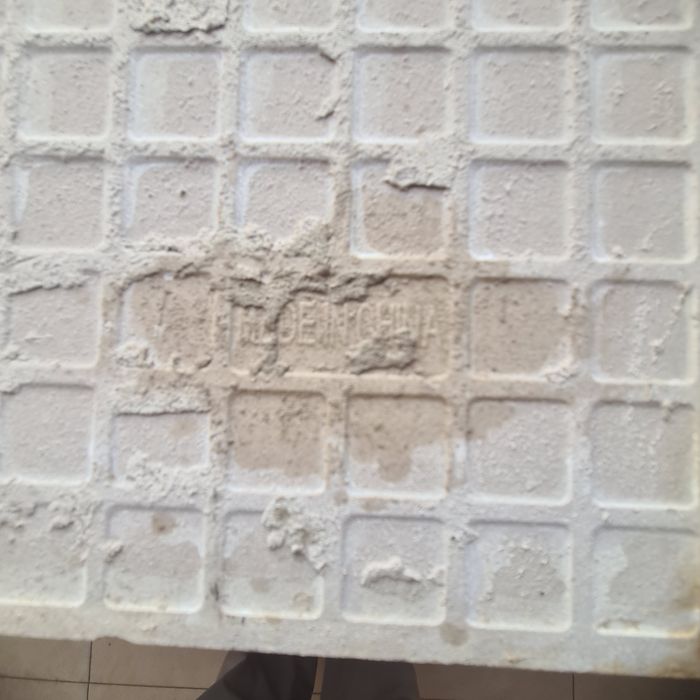 Kafel b/u sotiladi 0.60×0.60 xitoyniki juda zur holatda 500 kvt bor