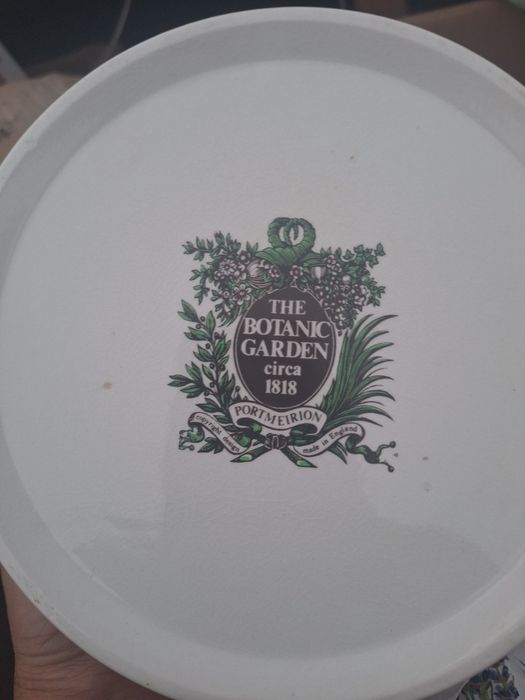 Порцеланов чайник и захарница