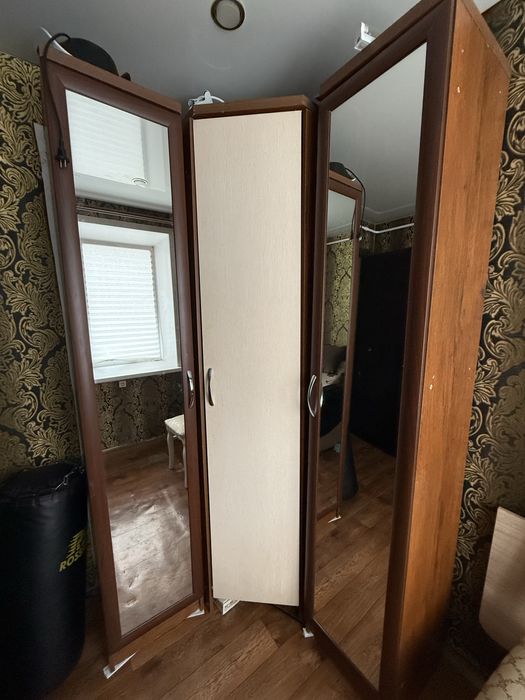 Угловой шкаф , б/у с 2 -мя зеркалами