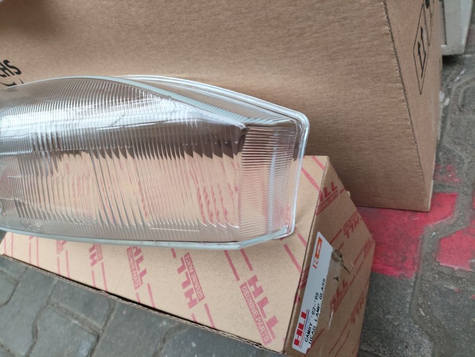 Камри 10 стекло фара