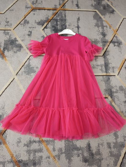 Нарядные  платье на девочке