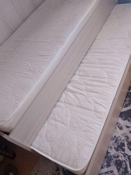 Кровать двойная с матрасами
