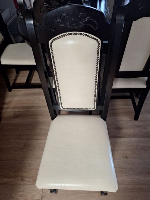 Masa lemn masiv cu scaune piele