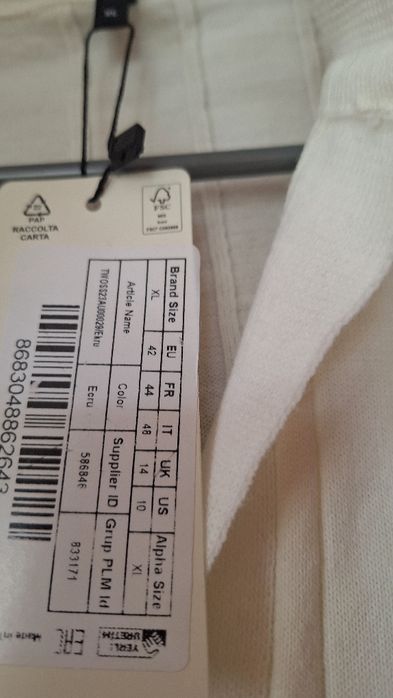 Предлагам дамски комплект в бяло