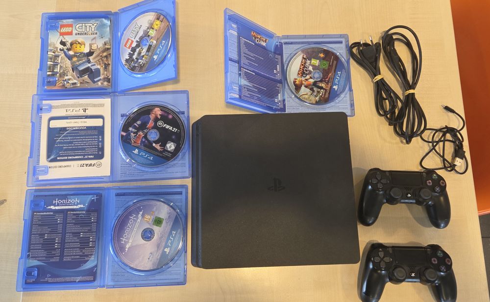 Ps4 playstation 4 + manete + 4 jocuri