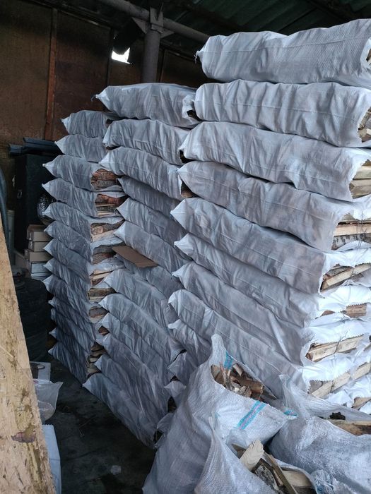 Дрова и уголь в мешках