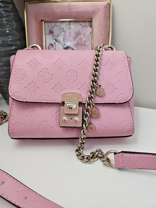 Дамска чанта на марката GUESS