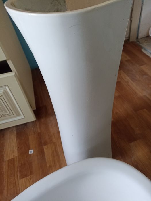 Раковину со стойкой и унитаз,  продам