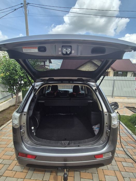 PROPRIETAR  Vând Mitsubishi Outlander.