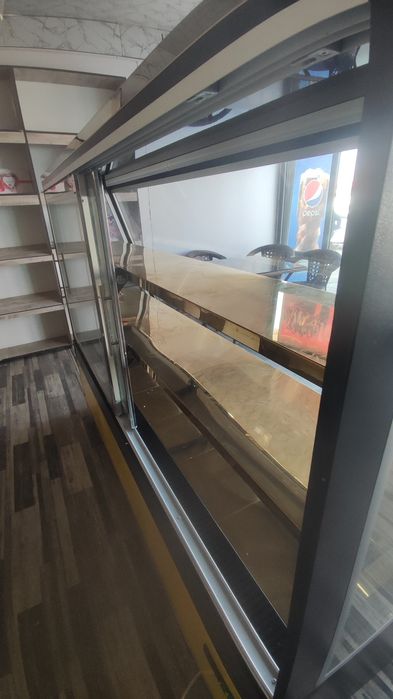 Vitrina xolodelnik , shirinlik tort uchun,konditerlik uchun