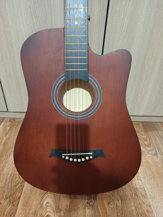 Продам гитару небольшую