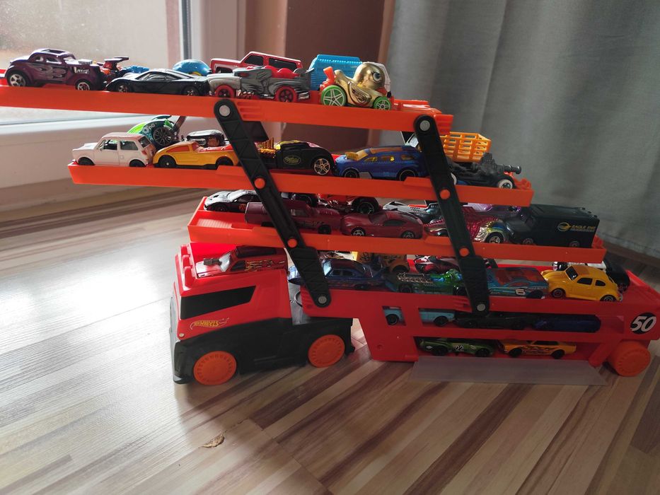 Hot Wheels - Мега транспортьор-автовоз с 40 колички към него