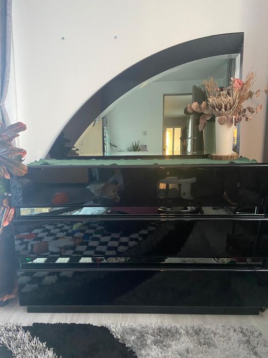 Vand comoda oglinda finuta.