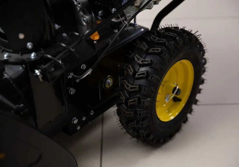 Снегоуборщик Champion ST556