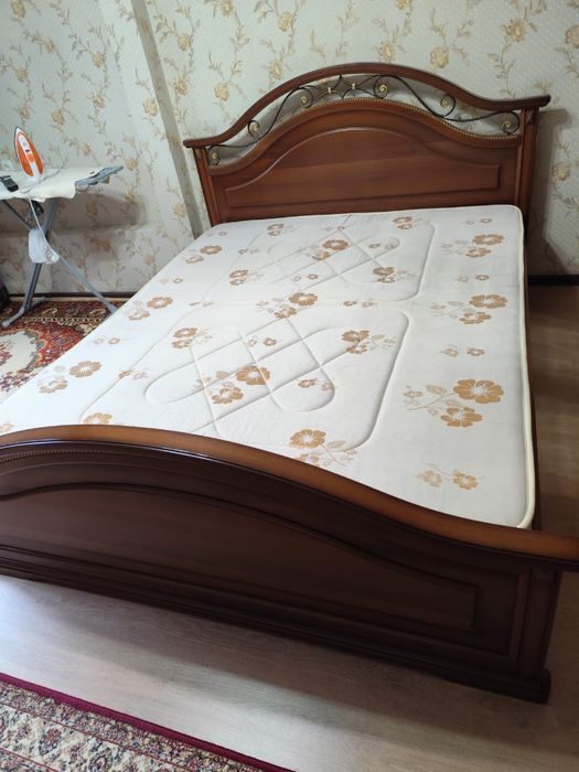 Кровать деревянная