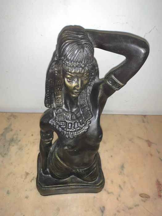 Statuie cu tenta egipteana