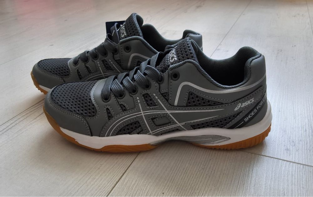 Кроссовки ASICS новый срочно  продам