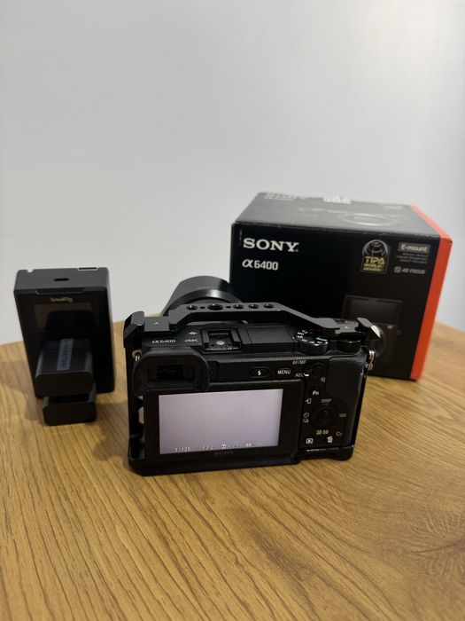Sony a6400 +obiectiv 35mm f1.8 +cage +2x Baterii small rig+ Blit godox TT350S