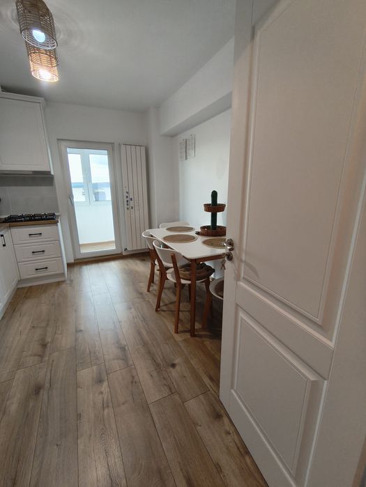 Vând apartament patru camere,Mioveni , renovat de la placă,liber