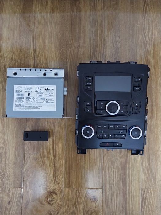 Vând display+ unitate radio Megan4